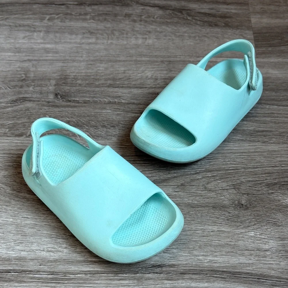Wonder Nation kids water shoes